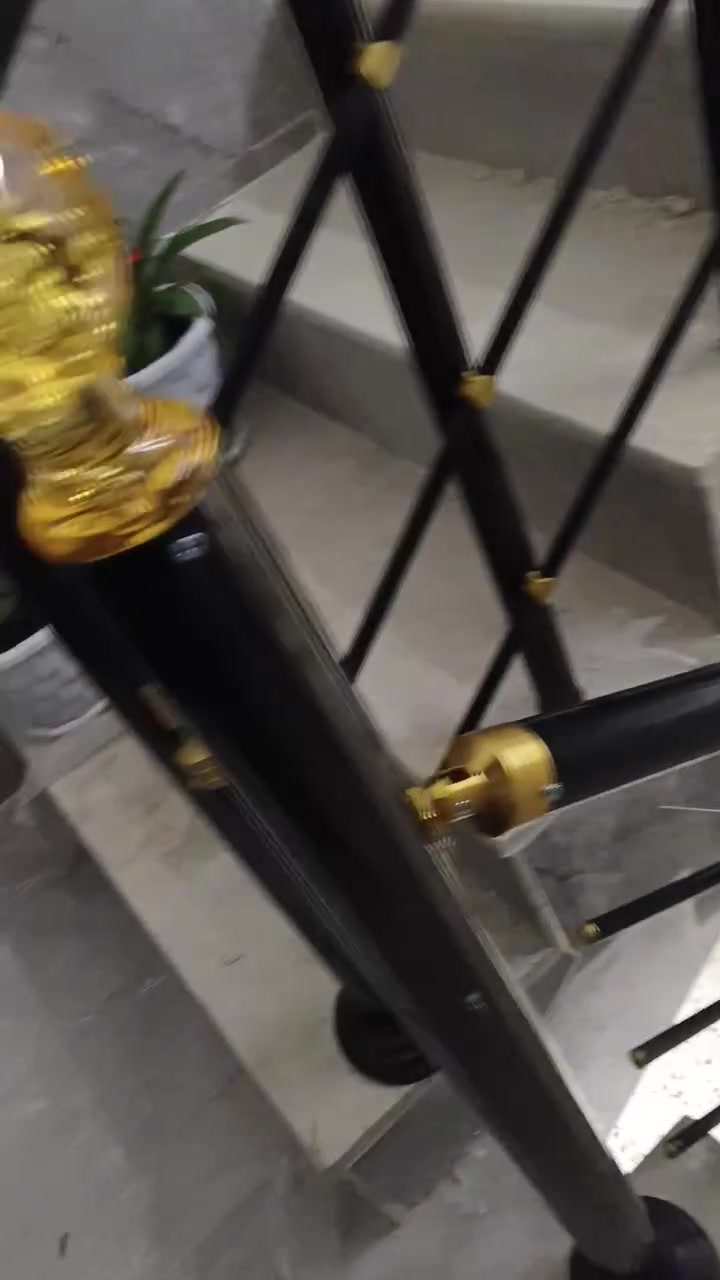 جانب من اعمال هذا اليوم في ناحية العباسي لمنزل الاخ اسامة الهادي 
اليوم على بركة الله تم تجهيز وانجاز محجر درج المنيوم دائري اسود وتطعيمات ذهبي والمواد صناعة تركية خالصة. 
ايراني عراقي صيني مانشتغل بيهن شرط موادنا تركية المنيوم ثقيل وصبغ حراري ضمانوا 10سنوات حقيقي. 
للاستفسار الاتصال على الارقام التالية. 
ناطق صالح ***********
حسين مرهج‏ ‪***********‬‏
