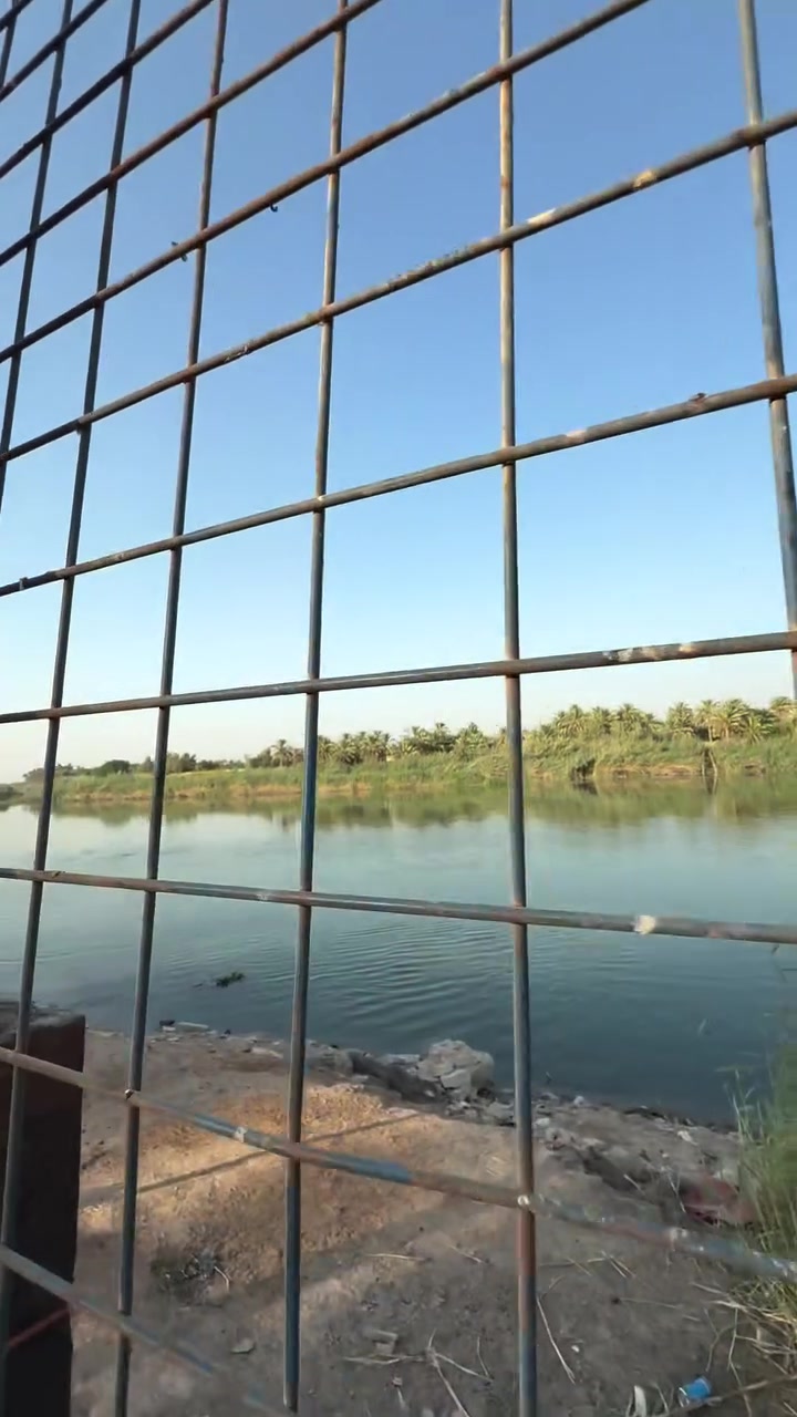 شاليه للبيع في الكوفه مطل على نهر الفرات اله نزله من شارع نجف كربلاء تيل ١٣٠ وامتداد الشاليهات طابو زراعي من البسمه السند المساحه ٨٠٠ متر للتواصل *********** 
***********
