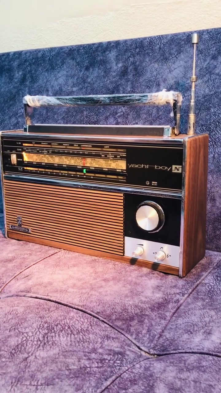 للبيع 🎻
تحفه من شركة كرونديك 📻
MODEL-Grondig-Yacht-Boy N210
جهاز عملاق بسحب وصوت جداً راقي🔉
صناعة الجهاز المانيا 🇩🇪 1070 
نظافة الجهاز 95 % على شركة 
🎼 FM / MW / SW / LW نظام الجهاز 
المظهر الخارجي من الباغه والخشب 
كهرباء  220 V  + بطاريات 🔋 🔋🔋🔋🔋🔋
عرض الجهاز 38 سم وزن الجهاز ثقيل 
للاستفسار اكثر مراسلة الصفحة 
وات ساب *********** اتصال ☎️
