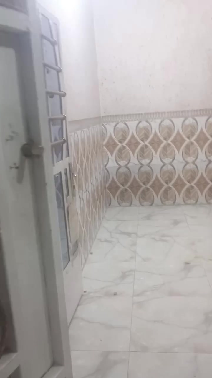 خاص او واتساب لطفا لطفا لا ترسل على فيسبوك اتصل  وتساب عن السعر انسان حقيقي يتصل هو من يسعى لا ترسل وتسال عن السعر السعر عل فيسبوك  فقط خاص او واتساب لطفا
***********
مشتمل للبيع م 52.5م نزال 10.5م واجه 5م موقع كم ارمن قرب تانكي باب الشرجي فرغ نظيف جدا سعر مناسب طابو صرف تفيد عائله صغيره لاتصال على رقم ***********
