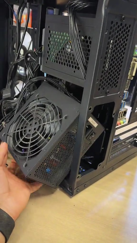 ⚡️ ليش الـ UPS مهم لتجميعة الـ PC؟ 🖥️🎮 الـ UPS مو مجرد بطارية احتياطية، هو حماية مهمة لجهازك خصوصاً إذا الكهرباء غير مستقرة ⚡️ 🔹 يحمي التجميعة من انقطاع الكهرباء المفاجئ 🔹 يقلل تأثير تذبذب وارتفاع الفولتية 🔹 يعطيك وقت حتى تحفظ شغلك وتطفي الجهاز بأمان 🔹 يساعد على حماية البور والقطع الداخلية من مشاكل الكهرباء 🔹 مهم جداً للـ Gaming والـ Streaming والعمل لفترات طويلة 🎮🔥 🛠️ بهذا الجهاز تم تبديل البور سبلاي المحترق ببور جديد بعد الفحص والتأكد من سلامة باقي القطع ✅ 📲 للطلب والاستفسار والتوصيل: *********** 🔥 عروضنا مستمرة بالستوري يومياً 📍 مورتل ستور — نجف، حي ميسان، شارع الجامع 🚚 توصيل لجميع محافظات العراق
