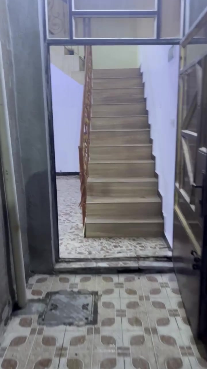 بيت لليجار في منطقة السريدات المربع الأول شارع حجيه صبريه البيت ١٠٠ متر يحتوي على غرفه وصاله وصحيات ومطبخ وطابق ثاني حولي وغرفة مع بلكونه وسطح كبير للأستفسار الاتصال على الرقم التالي ***********
