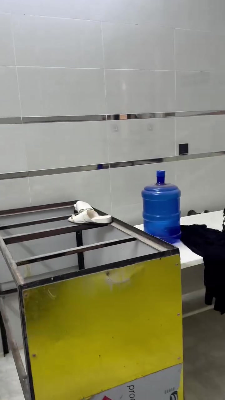 السلام عليكم سقة للايجار نظيف وبناء حديث مطبخ وهول وغرفه نوم وحمام سويت ايجارها قفل ٣٥٠  شقه حديثه ولازم لعائله صغيره مرتبين ونظيفين الاتصال على هذا رقم ***********

