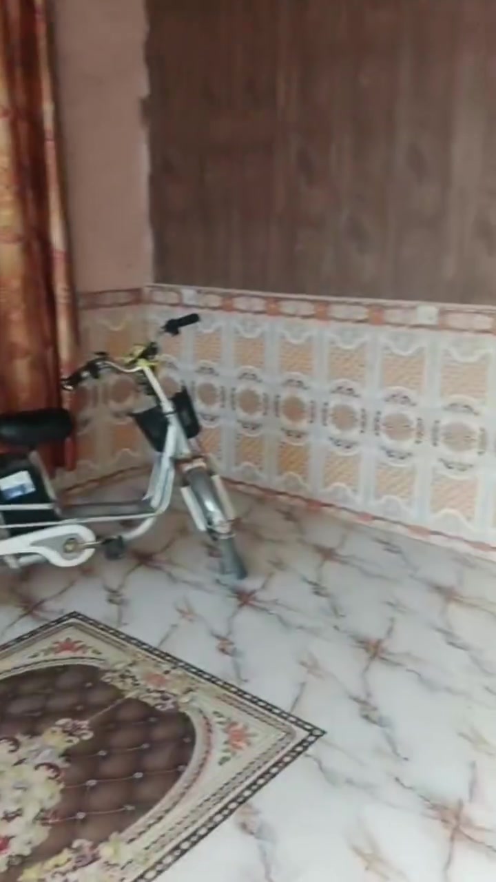 السلام عليكم
بيت للبيع مساحه ٢٠٠ متر بناء طابوق خدمات تبليط ومي وكهرباء  عنوان حولي التحرير للاستفسار الاتصال على الرقم *********** أو مراسله ع الخاص
