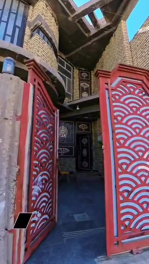 بيت للبيع الموقع حي المعلمين شارع المصرف التقاعد القديم طابقين بناء حديث يحتوي ع اربع غرف  +غرفة نوم سويت مع استقبال سويت ومطبخ حار بارد ومجمع  صحيات منعزل في طابقين مع الاثاث البيت الاستفسار الاتصال***********
