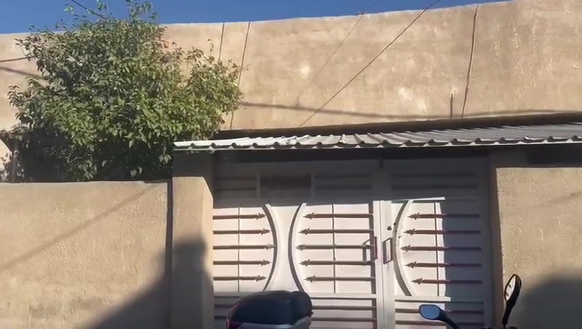 #يتوفر لدينا بيت للبيع في حي ١٨ العسكري الجديد قرب شارع الحمداني المساحه٣٠٠متر طابق واحد بناء طابوق
الواجه ١٥متر والنزال ٢٠متر
#التفاصيل يحتوي البيت على ٣غرف نوم واستقبال كبير ومطبخ وصحيات وكراج كبير  طابق واحد
#السعر ١٥٠ مليون
للاستفسار الاتصال على الرقم *********** *********** او خاص
