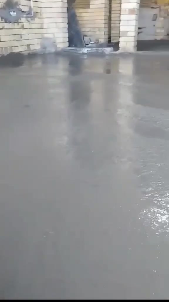 السلام عليكم ورحمه الله وبركاته اعزائنا المشاهدين اي واحد ابو بيت عنده تسليطه سطح او ارضيه صبت نظافه احنا بخدمته اما التسليطه نسلطها 10 سم لحد نهايتها صفر يم المرزاب او الارضيه يكون الكوبلن صافي 17 سم نصوب سبعه وتظل ترك 10 سنتيمات يتحكم بيها بالسيراميك واحنا بخدمتكم ابو علي المنصوري مكانه جميع مناطق البصره
