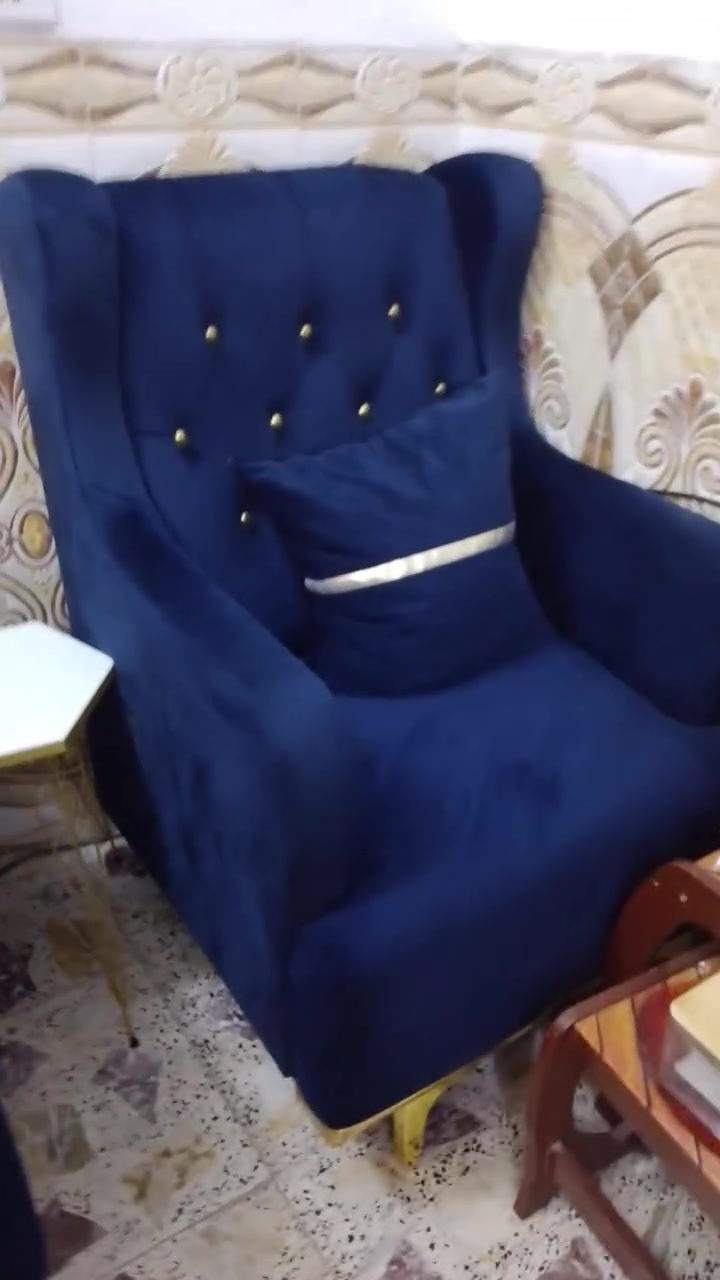 تخم عشرمقاعد نضافه 100/100يحتوي على 2كبار واربعه مقاعد سبب البيع لصغرالمكان الحجزوالاستفسارعلى هذالرقم ***********

