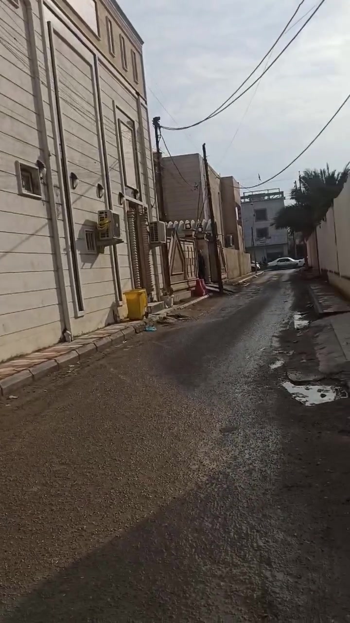 السلام عليكم 
دار في الاداره المحليه ناصرية خلف غرفة التجارة 
يتكون من ثلاث يوت 
المساحه 900متر 30*30
فقط للبيع ممكن تسلم قطعة فارغه
***********
***********
يعني هذا البيت  أيضا يسلم قطعه فارغه
توجد لدينا بيت ركن مقابل الزراعه مساحة 370متر
ايضا يوجد بنفس المنطقه 700متر 
وكل هذه القطع والبيوت على الشارع العام 
وتوجد لدينا بيوت في الاداره المحليه حسب الطلب
وبمساحات متنوعه
