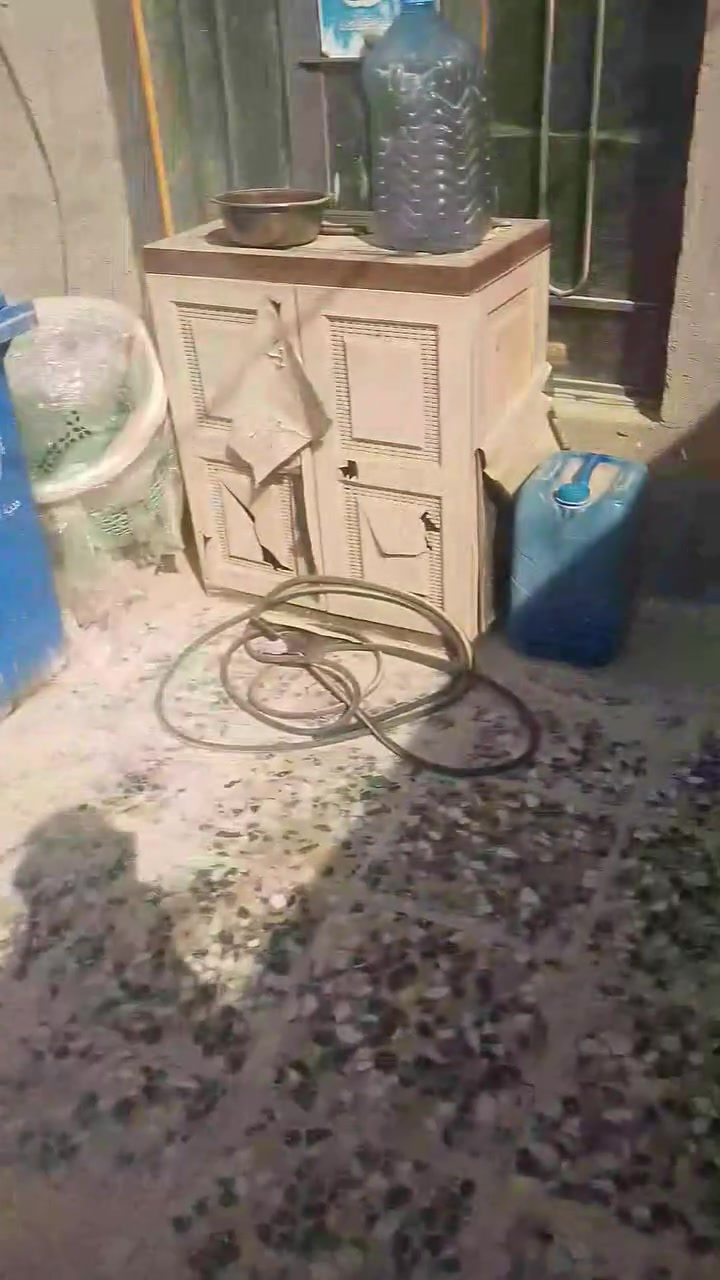 سلام عليكم بيت تجاوز مساحه 90 متر يحتوي على غرفه وستقبال ومطبخ وصحيات بيت جاهز مي مجاري كهرباء بيت بناء جديد تبليط ارصفه  الامين ثانيه   قرب مدرست سماح   ***********
