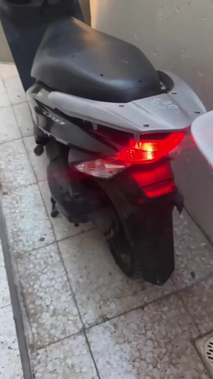 سلام عليكم دراجه هوندا ديو يابانية موديل حديث محرك 110cc دراجه مكفوله كفاله عامه  صارله سبوعين طالعه من رمبه سبب البيع  اريد احول عل شحن  دراجه كفاله عامه وسعره 1450 وبيهه مجال للشراي  مكان الحريه شارع 30 رقم واتساب ***********
