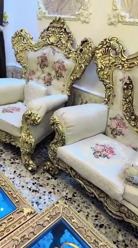تخم اخو الجديد ب٨٠٠وياه طبلات المكان بغداد ام الكبر والغزلان
شنو اسم الموديل أو نوع التخم بالضبط؟ وكم قطعة يتكوّن منها: كم كرسي وكم طبلية؟: 
١٠مقاعد وطبله وسطيه وياها حجم اقل
ممكن تذكر القياسات التقريبية للتخم والطبلات حتى الزبون يعرف إذا تناسب الصالة؟: 
لا اعلم
الحالة شلون بالضبط: بيه أي خدوش، قطع، ترميم، أو استعمال واضح لو مثل الجديد؟: 
اخو الجديد
وين موقع البيع بالتحديد ببغداد؟ أي منطقة أو حي حتى يسهل الوصول إليك؟: 
بغداد منطقه ام الكبروالغزلان
السعر 800 شنو بالضبط: شامل النقل لو بس التخم، وهل تقبلون تفاوض أو السعر ثابت؟: 
قابل لتفاوض