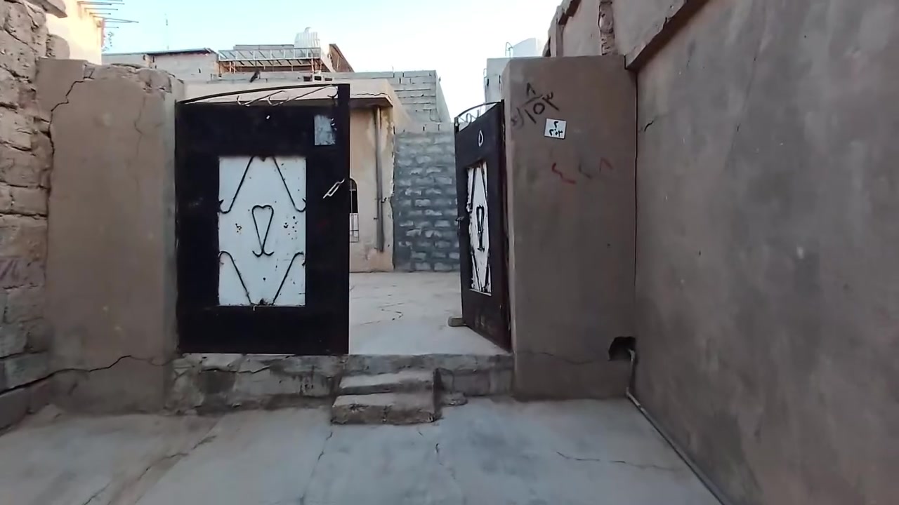 السلام عليكم. 
بيت للبيع الموقع جلولاء حي الوحدة الفرع  مقابيل مركز الشرطة. 
يحتوي البيت على.
 استقبال بناء (طابوگ). 
غرفتين كبار طين + السطح اوزيگام. 
مطبخ بلوك + صحيات. 
مساحة البيت « 400 » متر. 
البيت داير حبل طابو. 
السعر 40  وبي مجال.
*********** واتساب
