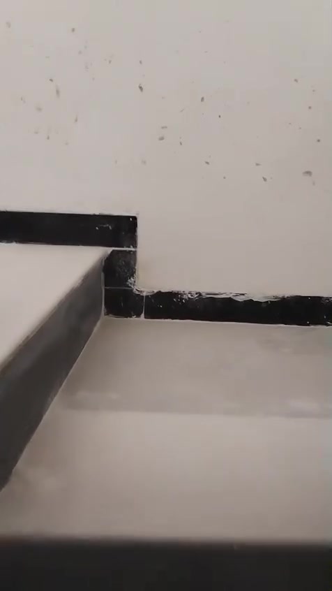 مشتمل لاالايجار مساحه ٥٠ م مربعه تحتوي على صاله كبيره ومطبخ كبير زائد غرفتين في الطابق الثاني ٥ في ٤  المشتمل جديد هسه طالعه منه العمال مامسكون سابقا السعر ٤٥٠ الف قفل مقدمه ٣ اشهر العنوان حي الجهاد الالفين الشارع الاول هاتف ***********
