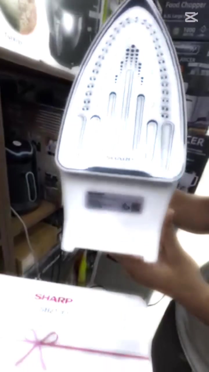 🔥 مكواة بخار SHARP الأصلية 🔥
✨ SHARP EI-SH21-T3
💨 مكواة بخار بقوة 2000 واط
🔹 قاعدة سيراميك Smart Glide لانسيابية أفضل
🔹 بخار يساعد على إزالة التجاعيد بسرعة وسهولة
🔹 تصميم عملي وأنيق للاستخدام اليومي
🔹 جودة Sharp اليابانية 🇯🇵
👕 خلي ملابسك دائماً مرتبة وأنيقة… الكي صار أسهل!
