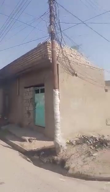 ***********
السلام عليكم بيت للبيع مساحة ٣٠٠ متر مكون من ٥ غرف واستقبال وصاله ومطبخ .قرب مطعم جواد يبعد عن الشارع العام حوالي ٨٠ متر .تفاصيل داخل الفيديو. طابو زراعي سند 25 .. السعر ٤٩ وقابل للتفاوض
