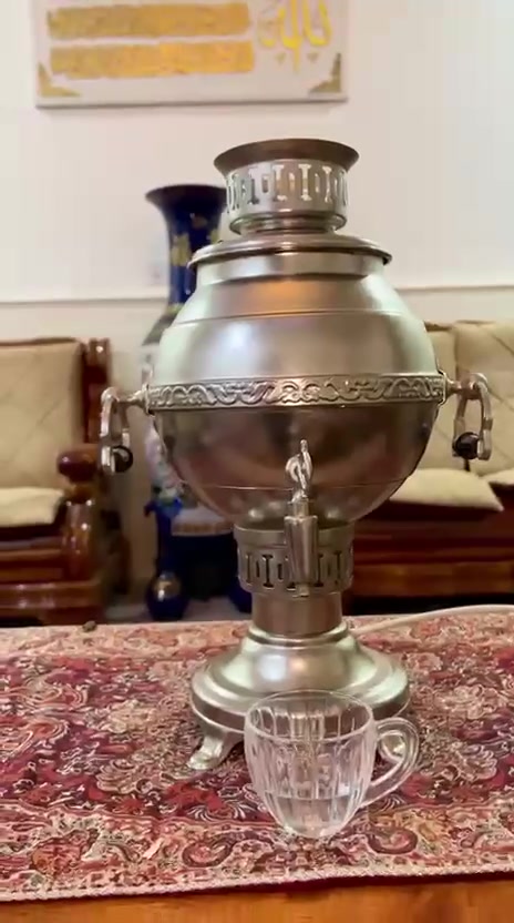 من النوادر سماور روسي خزانين 
ارتفاع ٥٠ سم تقريبا 
كهرب مختوم 
الاستفسار واتساب ***********
