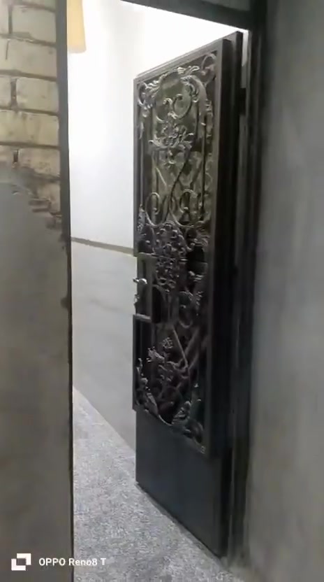 🏠 للبيع بيت في مدينة الصدر – الجوادر
📍 الموقع: مدينة الصدر – الجوادر، تقاطع 36، مقابل المصور العربي
📐 المساحة: 72 م²

✨ تفاصيل العقار:
• مدخلين للبيت
• حمام داخلي + حمام خارجي
• استقبال
• مطبخ بارد + مطبخ حار
• غرفة نوم
• بيتونة
• سطح

💰 السعر: 115 مليون دينار
🔻 يوجد مجال بسيط جداً للتفاوض

📞 للاستفسار والتواصل:
***********

📌 موقع مميز وتقسيم عملي، مناسب للسكن والاستثمار.
