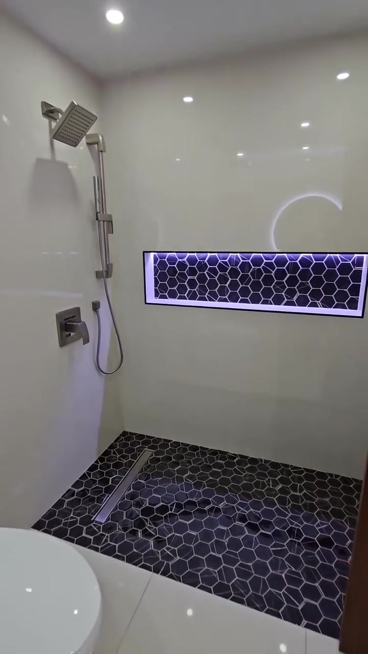 سلام عليكم هذا عملنا بالصحيات 
اللي عنده حمام قديم حوي لي اياه هيج
حسب طلبه البيت من ناحيه البورسلين 
والادوات الصحيه 
الاستفسار والمعلومات 
***********  الاشرا ف احمد السباك واتساب
