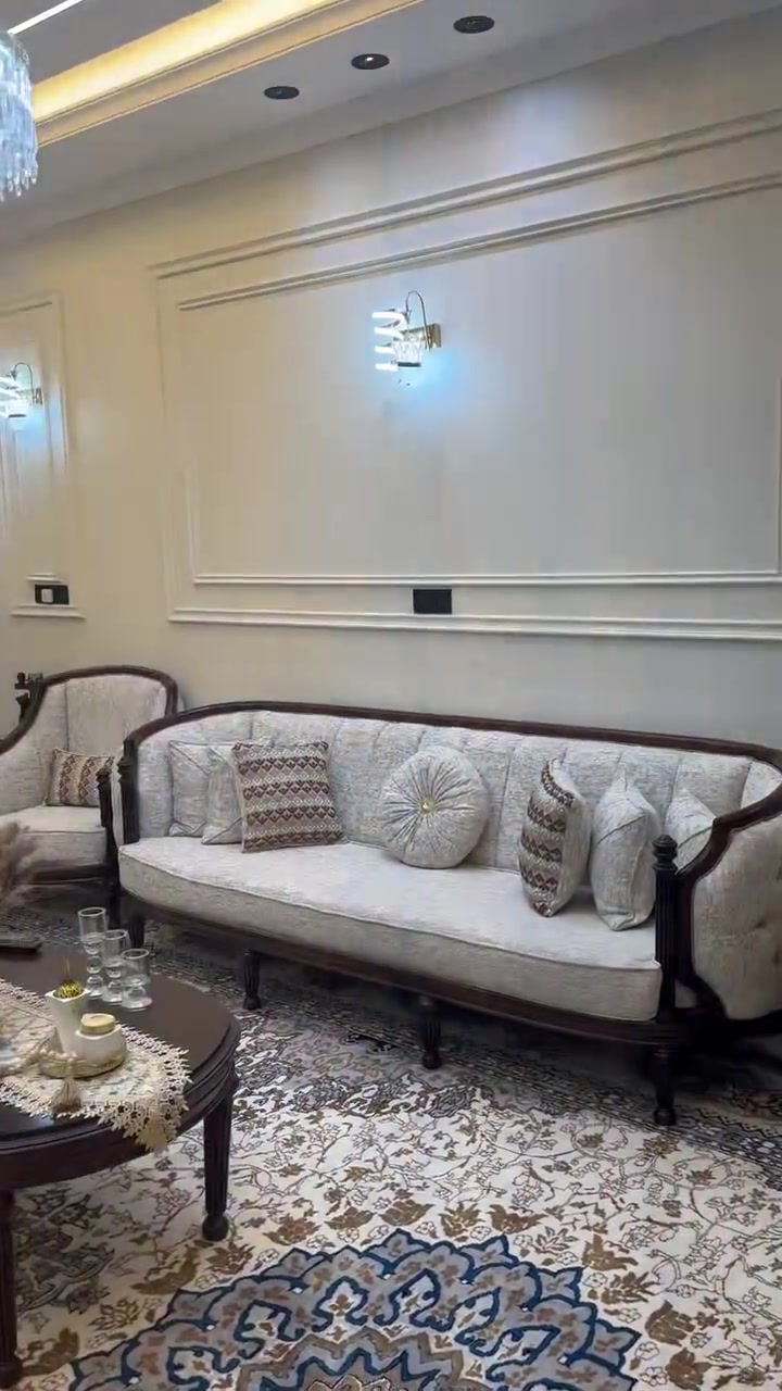 بيت للبيع في منطقة حي الزهراء بالرفيعي مساحه 210 متر بناء 2026فول خدمات يحتوي علد 5 غرف نوم 5 مجاميع صحيه وهول واستقبال ومطبخ حار وبارد خارطه نضام أوربي بصف الركن ثاني بيت عن الشارع العام قرب كراج بغداد قرب حسينية بيت شبوط ***********  *********** يباع مع الأثاث وبدون اثاث

