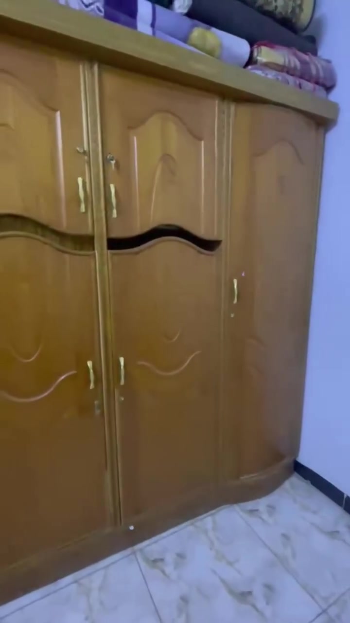 سلام عليكم كنتور للبيع صاج اصلي اربع ابواب خشب السعر 150وبي مجال بسيط العنوان بغداد البلديات رقم الهاتف ***********
