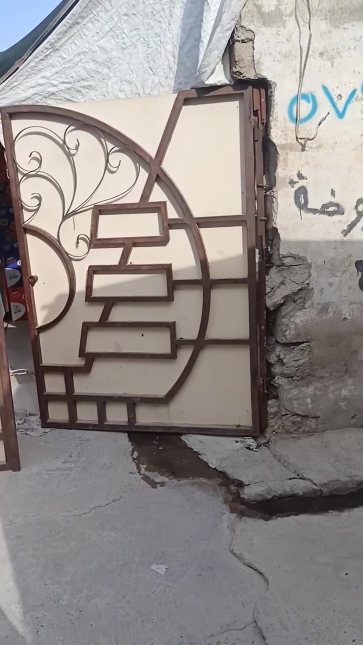 بيت في حي الانتصار شارع60 قبل المستوصف مساحة البيت 100 متر سند طابو زهور شرط التحويل موقع البيت مربع ذهبي سعر البيت 55 وبي مجال بسيط الاستفسار على الرقم ***********.   ***********

