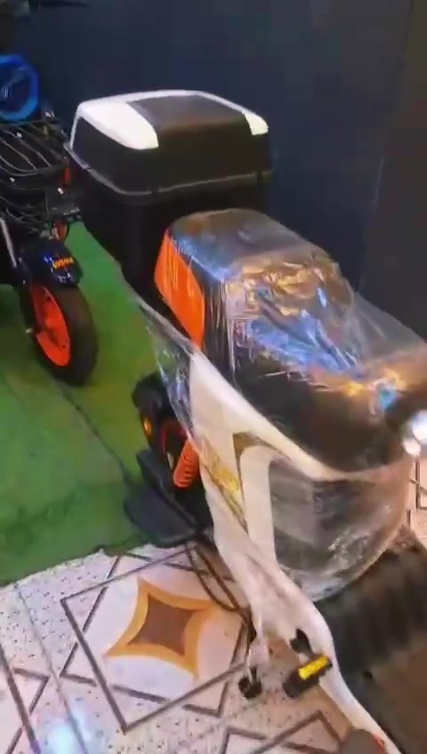 معرض حمزمز R9 ابو الجنطه 
​⚡ الأداء والبطارية
​الملف (المحرك): ملف 1500
​البطاريات: 5 بطاريات بقدرة 32 أمبير
​🛡️ الأمان والتحكم
نضام : البك + البارك 
​نظام المكابح: دسك أمامي وخلفي (Disc Brakes)
​نظام التشغيل: بصمة + سويتش + كارت ذكي (NFC/Card)
ضمان لمده سنه على الملف و العقل والبطاريه
​🛣️ الراحة والتعليق
​المساعدات الأمامية: دبل دهن (Oil Shocks)
​المساعدات الخلفية: دبل غاز (Gas Shocks)
​🔊 المميزات والإضافات
​النظام الصوتي: مشغل MP3
​الملحقات: سلة أمامية للتخزين + مقعد خلفي مع مسند ظهر
موقعنه ديالى بعقوبه التحرير 
للستفسار ***********
