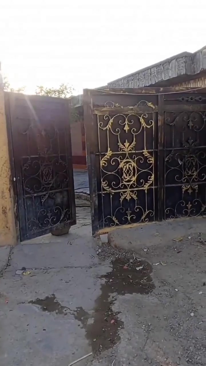 السلام عليكم بيت البيع المساحه 800 مكان التاجي قرب مدرسة السرور خدمات خير من الله السعر 40 بي مجال الشراي يتصل   / ***********
