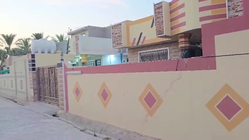 دونم ملك صرف يحتوي على ٥ بيوت كامله كاشي موزائيك وسيراميك وكراج كبير لسيارات وحديقه مشتركم ومولد خاص المدائن الورديه سعرهن ٨٥٠ وبيهن مجال هاتف ***********
