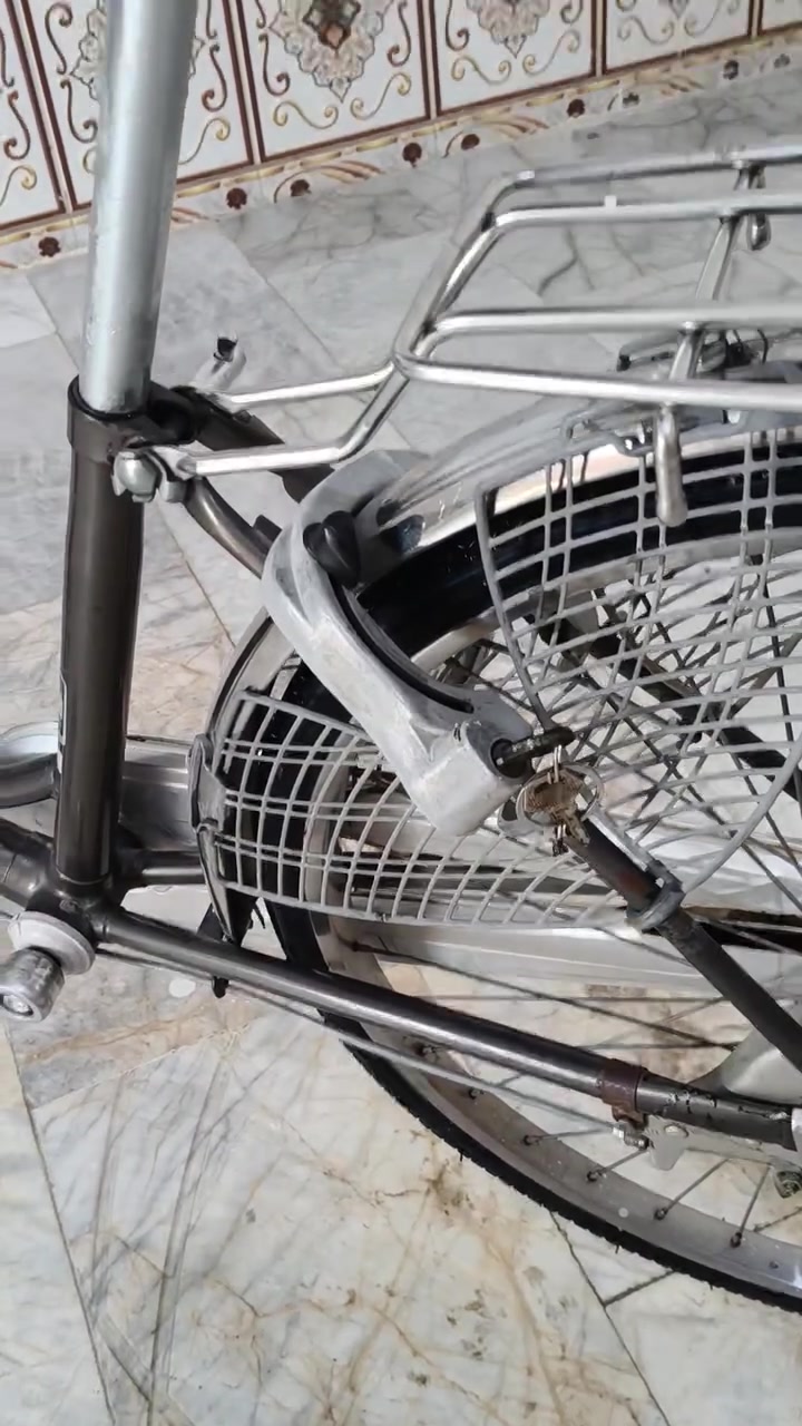 تظهر الصورة ملصق BAA (Bicycle Association Japan) المعتمد على هيكل دراجة هوائية (بايسكل) يابانية الصنع، وهو ملصق يضمن مطابقة الدراجة لمعايير السلامة والأمان والجودة البيئية اليابانية.نوع الملصق: علامة جودة وتصديق من جمعية الدراجات اليابانية.الاستخدام: يدل على أن الدراجة أصلية ومن مناشئ اليابان (تأتي عادة ضمن تجارة البالة أو الدراجات المستوردة) 
مأخوذ من البحث من كوكل 
بيسكل نضيف مانقصه اي شي فقط بريك امامي 
هيكل نضيف وياله اصليه وبلادي كل غراضه بلاديه 
سعره 90وبي مجال لليشتري 
***********
