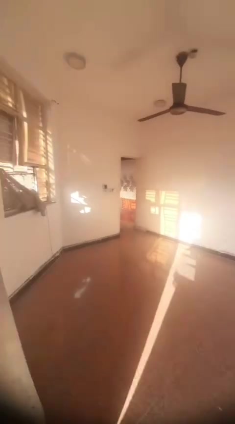شقة طابق ثاني للايجار نضيفه تحتوي ع  استقبال وغرفة نوم ومطبخ وصحيات ومعزوله عزل تام عن طابق الارضي
