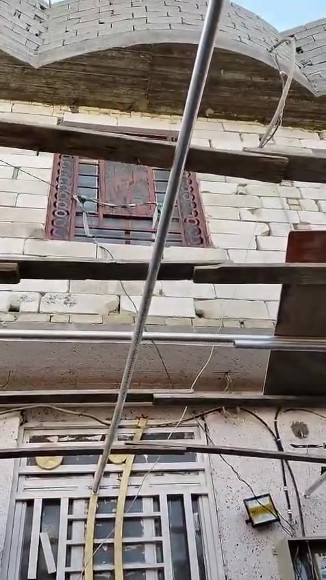 بيت للبيع خمسين متر طابقين قرب فندق البارون عامود ٥٧ الخدمي سند ٢٥ تحويل من صاحب الملك مباشرة ماي كهرباء مجاري البيت فارغ وجاهز للسكن سعره ٧٠ احنه أصحاب البيت *********** ابو عدنان
