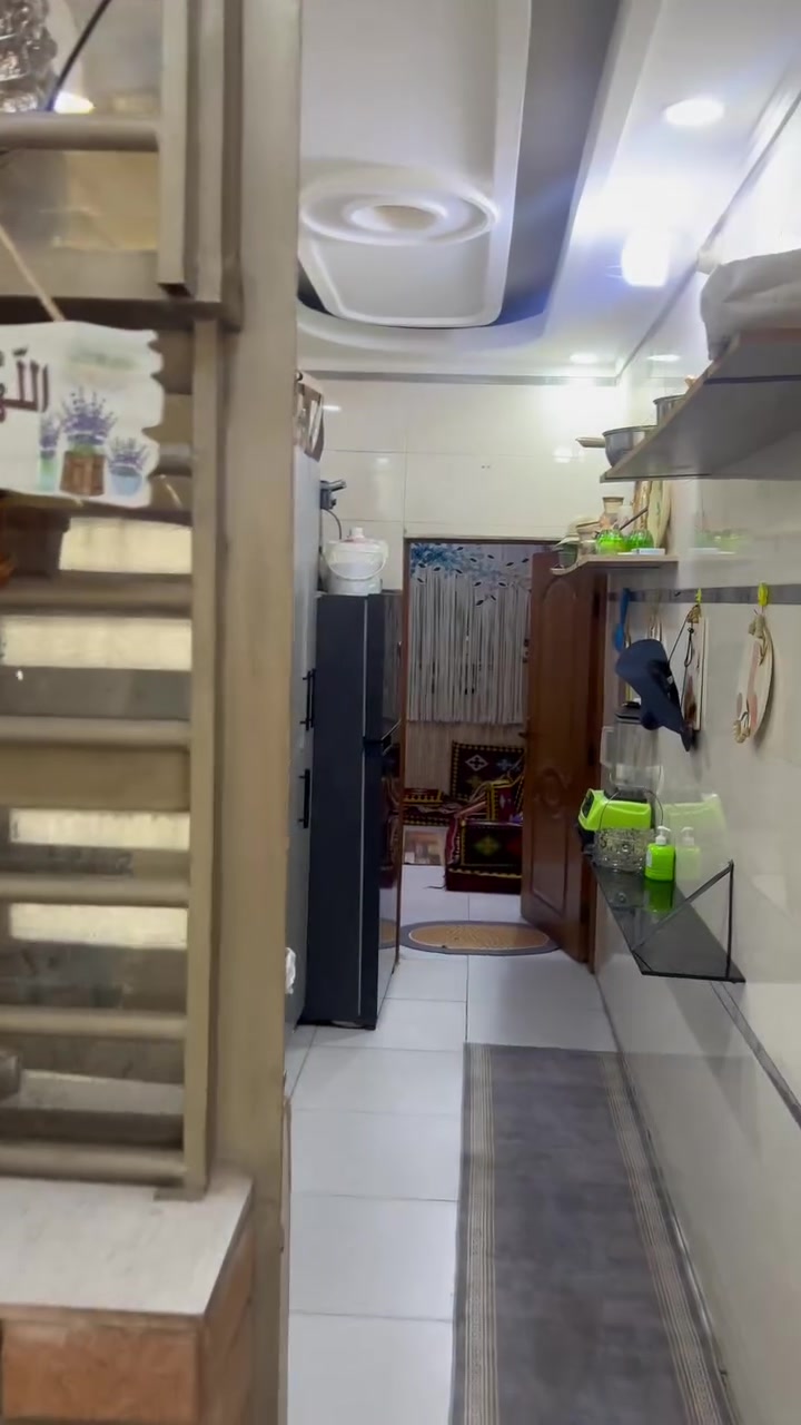 بسبب الوعود اكاذبه اعادة نشر
بيت الطابق الارضي يتكون من استقبال هول مطبخ 
الطابق الثاني غرفتين نوم 
الثالث غرفتين نوم ساندويش وحمام ساندوش 
الايجار بدون دلاليه ٣ اشهر مقدمة الايجار 800 
*********** 
وتساب استفسار فقط
