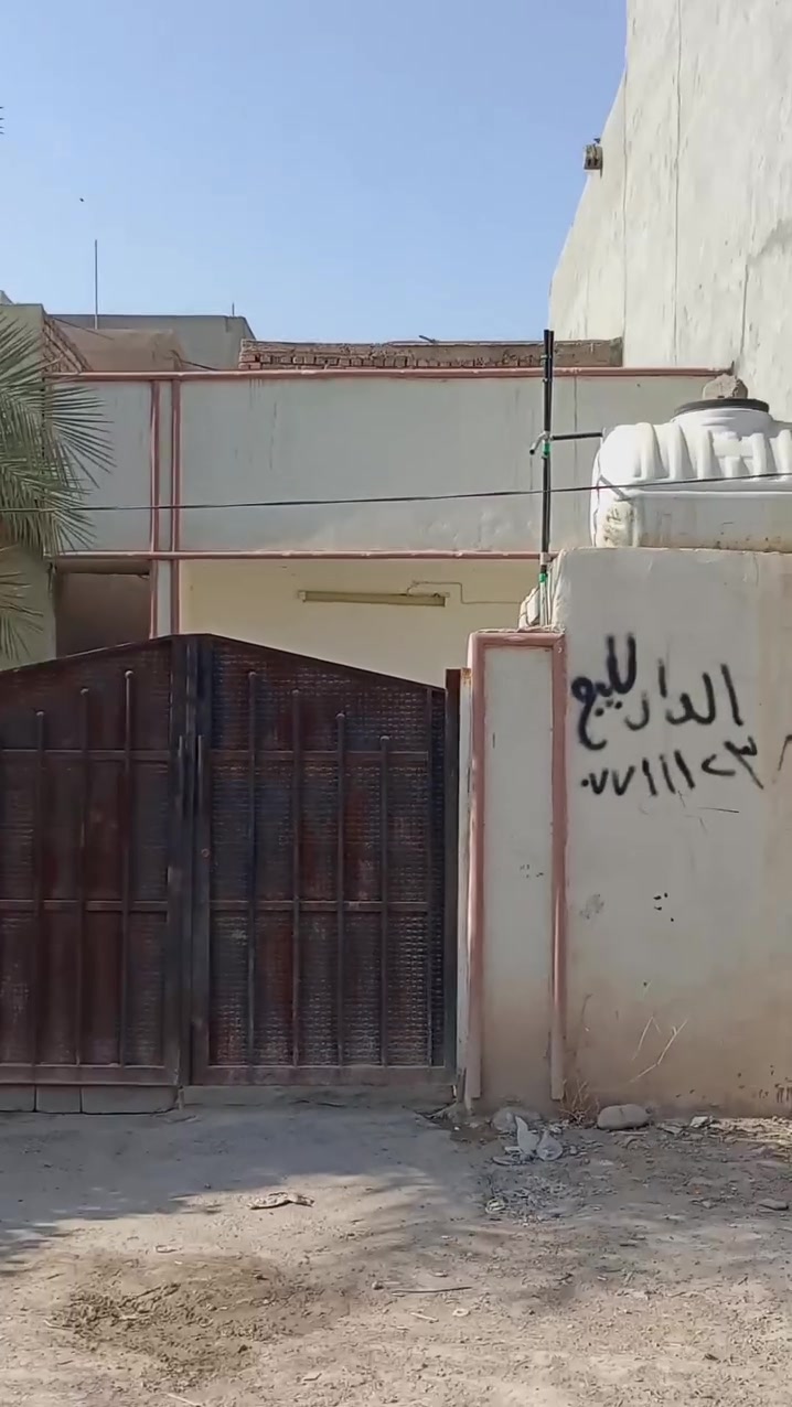 🏠 #للبيع_مستعجل 

**فرصة عقارية مميزة - مشتمل للبيع**

**التفاصيل:**
▪️ المساحة: 100م طابو صرف - 
▪️ البناء: طابق واحد 
▪️ التوزيع: غرفة نوم + صالة + استقبال + صحيات
▪️ الموقع: بعقوبة - كاطون الرازي 
      قرب مرطبات البلور الجديدة - قرب أسواق لارين
      ثالث بيت عن الشارع الرئيسي - موقع حيوي جداً
▪️ الخدمات: تبليط + مجاري + مدارس قريبة 

**السعر: 67 مليون دينار عراقي - بي مجال **

البيت مناسب للسكن الفوري والاستثمار. المنطقة هادئة وخدماتها كاملة.

للمعاينة والاستفسار:
📲 واتساب: ***********
مراسلة الخاص مفتوح

الصور والفديو مرفق ادناه 👇
