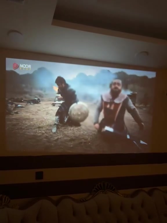 سعرها 50الف الجهاز الموجود في الصورة ليس كاميرا سيارة (Dash Cam)، بل هو جهاز عرض سينمائي مدمج (LED Projector) من طراز H1 مخصص للترفيه المنزلي والسينما المنزلية.
داش كام سعرها 50الف تعال واتساب ***********
​تقنية العرض: LED Projector (مصنوع للعرض المنزلي والفيديو).
​الدقة (Resolution): يدعم العرض بدقة HD / Full HD 1080p.
​عمر المصباح (LED Life): يعتمد على تقنية LED طويلة العمر (تصل عادة حتى 30,000 إلى 50,000 ساعة عمل).
​المنافذ والأجهزة المدعومة: يحتوي على منافذ توصيل متعددة (مثل HDMI و USB و Audio Out) لتوصيل الرسيفر، الحاسوب، أجهزة الألعاب (PlayStation/Xbox)، أو الفلاش ميموري.
​التحكم: أزرار تحكم علوية للتنقل والإعدادات + عجلة تركيز يدوي (Focus wheel) أعلى العدسة لضبط وضوح الصورة.
سعرها 50الف الجهاز الموجود في الصورة ليس كاميرا سيارة (Dash Cam)، بل هو جهاز عرض سينمائي مدمج (LED Projector) من طراز H1 مخصص للترفيه المنزلي والسينما المنزلية.الصوت: مدمج بمكبر صوت داخلي (Built-in Speaker) مع إمكانية توصيل سماعات خارجية.
​الاستخدام: مناسب لعرض الأفلام، المباريات، والألعاب على مساحات عرض كبيرة (تصل إلى 100 - 150 بوصة حسب مسافة العرض).
