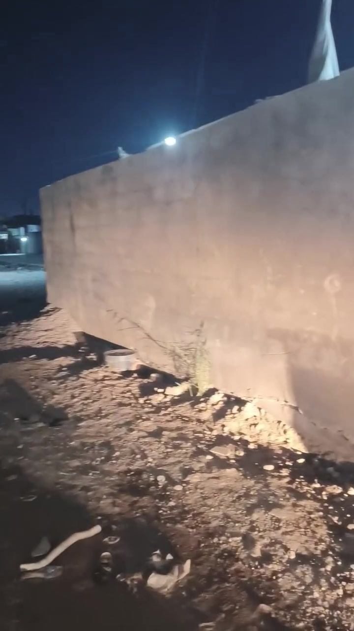 سلام وعليكم بيت للبيع بغداد سبع قصور شارع ابو علي  المساحه 100 الواجه 12نزال 8 بناء ابلوك سكف صب كونكريت الخدمات مي كهرباء السارع مكصوص باقي بس مقرنص السعر 35 وبي مجال استفسار هاذ الرقم ***********
