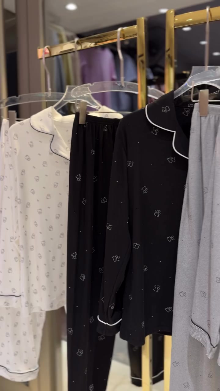 ⁨	تراك بهاري 2026 🍁🍂

قياسات L/XL/XXL/XXXL

توصيل متوفر لجميع محافظات العراق⁩

نص مكتوب في الصور:
- كولكشن خريف 2026