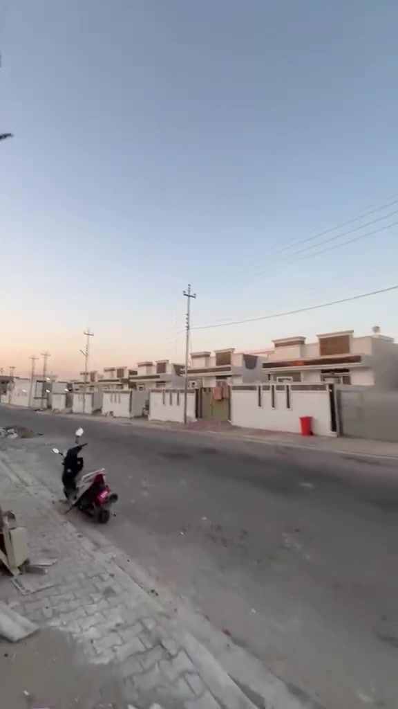بيت للبيع بمقدمه ٢٥ والباقي اقساط ٦٦٠ بلشهر مجمع اليرموك شارع ٢٠ مساحه ٢٠٠ بصف الركن بيت طابق واحد غرفتين وصاله ومطبخ وستقبال وصحيات ومناور وحديقه وكراج سياره تستلم البيت كامل خلال شهر 
صاحبه يسحب عليه قرض والي يشتري البيت يصير كفيل تريد تحويل ع اسمك وانته تسحب هم نحوله سعر البيت الكلي ١٥٠ مليون 
مكتب كريم العبيدي 
***********
