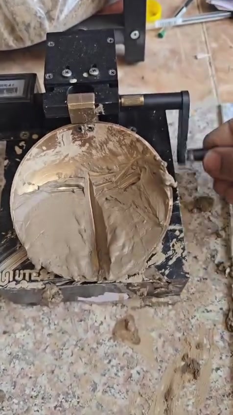 فحص ايجاد حد السيولة واللدونة لعينة تربة استخرجت من عمق ٦ متر من اجراء تحريات التربة
واتساب ***********
