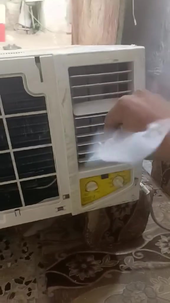 السلام عليكم مكيف شغال للبيع مكان الرميثه سعر خاص طنين***********

