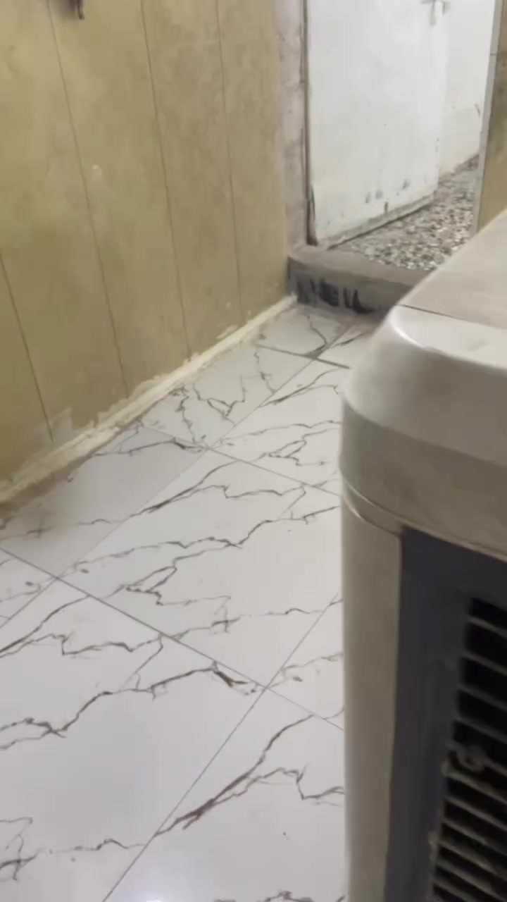 سلام عليكم ورحمة الله وبركاته
البيت للبيع مساحة ١٠٠متر ويحتوي 
على صاله *وغرفتين *وحمام وتواليت *وترك *بل اضافه الحوش مناسب واسع 
العنوان :الحبيبيه /ساحة وهران مقابيل بانزين خانه /مجاور شركه 
سعره 10 مليون دينار عراقي
رقم هاتف ***********

