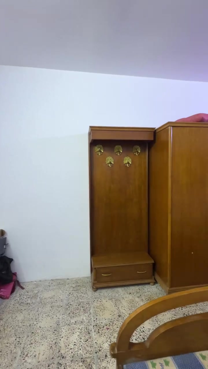 السلام عليكم غرفة نوم للبيع صاج اصلي متكونه من كنتور 5ابواب زاوية  وميز تواليت وجرباية وملحقاتها 
المكان بغداد الحبيبية 
الرقم ***********

