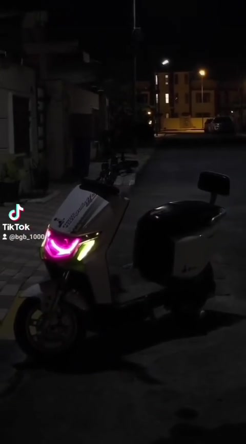 السلام عليكم (دراجة اخت الكاسحة)
ملف 1000واط . بطاريات جدد استخدام يومين فقط . بريك امامي وخلفي شغالات مابيهن كل مشكلة . فقط قفل صندوق مستهلك يحتاج تبديل . سرعة 60حقيقي وقابلة للتزويد عن طريق تبديل عقل اقوى . 3نِمر . بگ لايتات عدد 3 .  ولايت امامي عالي وناصي وعليها لايت اضافي . ونظام الرجوع للخلف R . وتمشيك على اقصى سرعة 55كيلو وعلى المشي المتوسط فوگ ال60 كيلو . سعرها 750الف وبيها مجال حك جيتك المكان بغداد رقم واتساب فقط ***********
