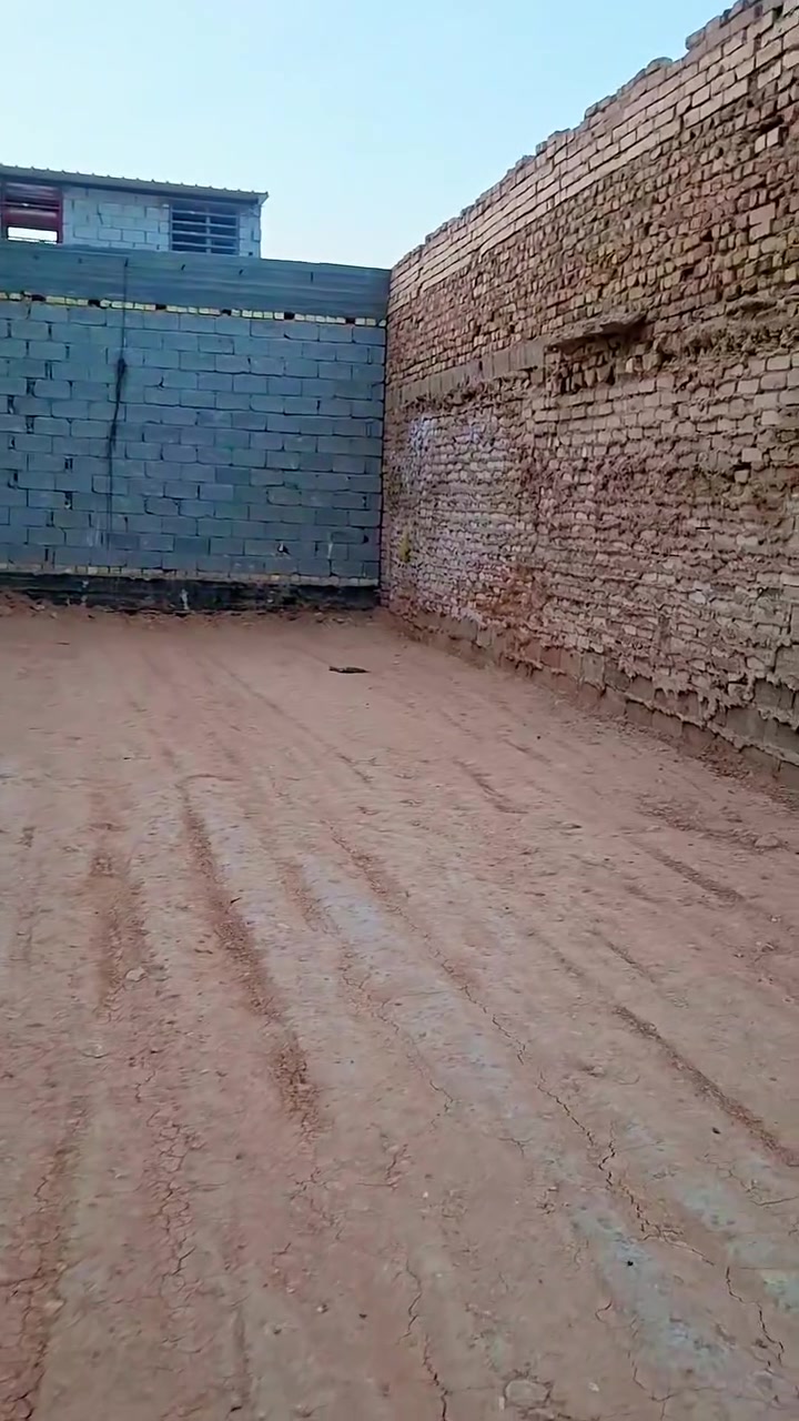 الله بالخير قطعه بالعطيشي حي الزهراء شارع ٢٠ يربط بحي الرسول وحي الزهراء القطعه ١٠٠ متر مدفونه محدوله سبيس طابو ملك صرف تبيلط خدمات ماقبل حديقه تريد تفتح بيهت محل يصير تجاري القطعه حلوه مرتبه السعر ✍️*********** كربلاء العطيشي حي الزهراء
