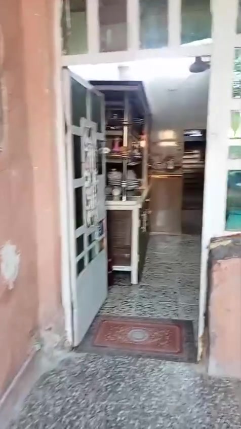 سلام عليكم دار للبيع طابقين مساحه 157 يحتوي ستقبال مطبخ بارد مطبخ حار هول غرفه  الفوك صاله كبيره  ثلاث غرف فوك وحمام 
  بلديات تقاطع كهرباء شارع شريط زراعي قرب مدرسة  صفين
تواصل  ***********

