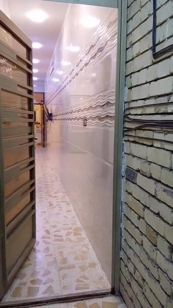 الهم صلي على محمد وال محمد سلام عليكم بيت100متر للبيع زراعي العنوان بغداد حي اور سبع قصور مقابيل حلويات الحمداني  بيت بناء درجه اولى الارضيه رفت يحتوي البيت على استقبال5×4 غرفه5×4 صاله على مساحت القطعه مطبخ حار حمامات خارجي وداخلي كهرباء ومجاري ونت وتبليط كلشي متوفر خير من الله المنطقه حلوة وهادئه البيت ينباع مع الأثاث أو بدونه بعد بكيفه الشراي متواجد واتساب رقم***********

