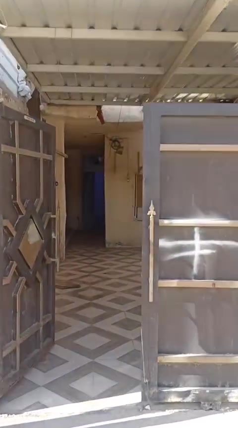 السلام عليكم بيت للايجار خلف مطعم ايوب 
البيت متكون الطابق الأول حديقة و كراج و حمام شرقي خارجي و استقبال و هول و مطبخ و صاله و غرفة و حمام غربي 
الطابق الثاني سطح و غرفتي و مخزن 
مساحة البيت 200 متر
الايجار 450 الف للاستفسار الاتصال على الارقام التاليه 
***********
***********

