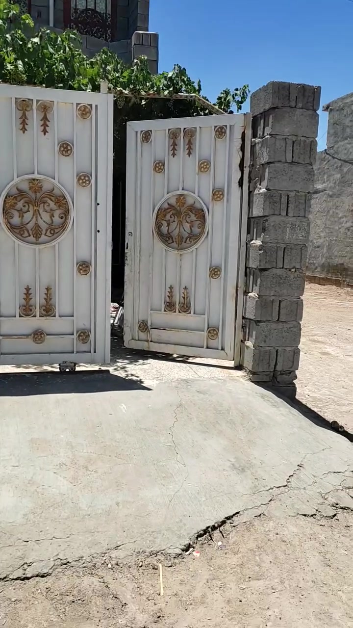 السلام عليكم بيت طابو زراعي للبيع المساحه ٢٤٠ اربع غرف نوم حمام مطبخ استقبال صاله كبيره مثل ماموضح في الفديو للستفسار هذا رقمي *********** والتوفيق من الله
