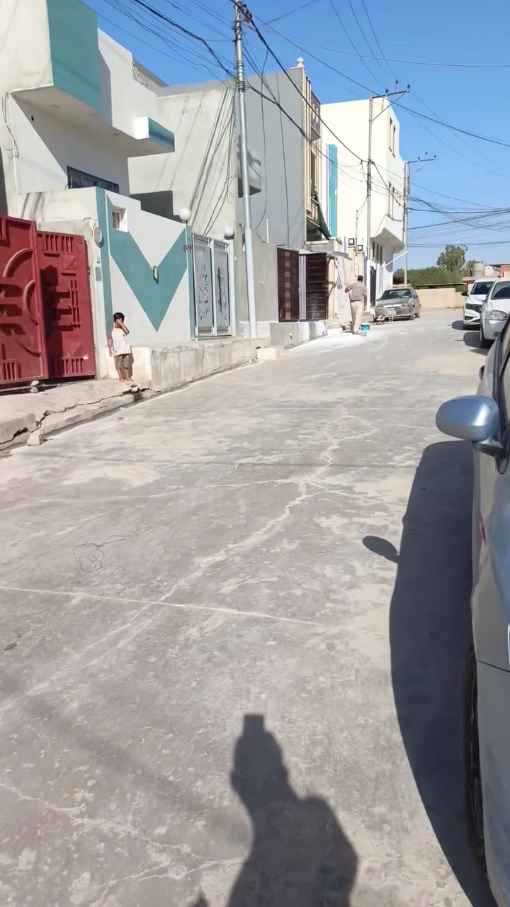 السلام عليكم 
دار للبيع 
مساحه 100مربع 
يتكون من غرفتين نوم+هول+استقبال+ مطبخ+صحيات 
البيت جديد زيرو الخدمات كامله ماء كهرباء تبليط+وصل بلدية 
الموقع حي الملاين الثانيه 
السعر 55 وبي مجال 
للاستفسار الاتصال على الرقم مراجعة مكتب نور الشمس ***********//***********
