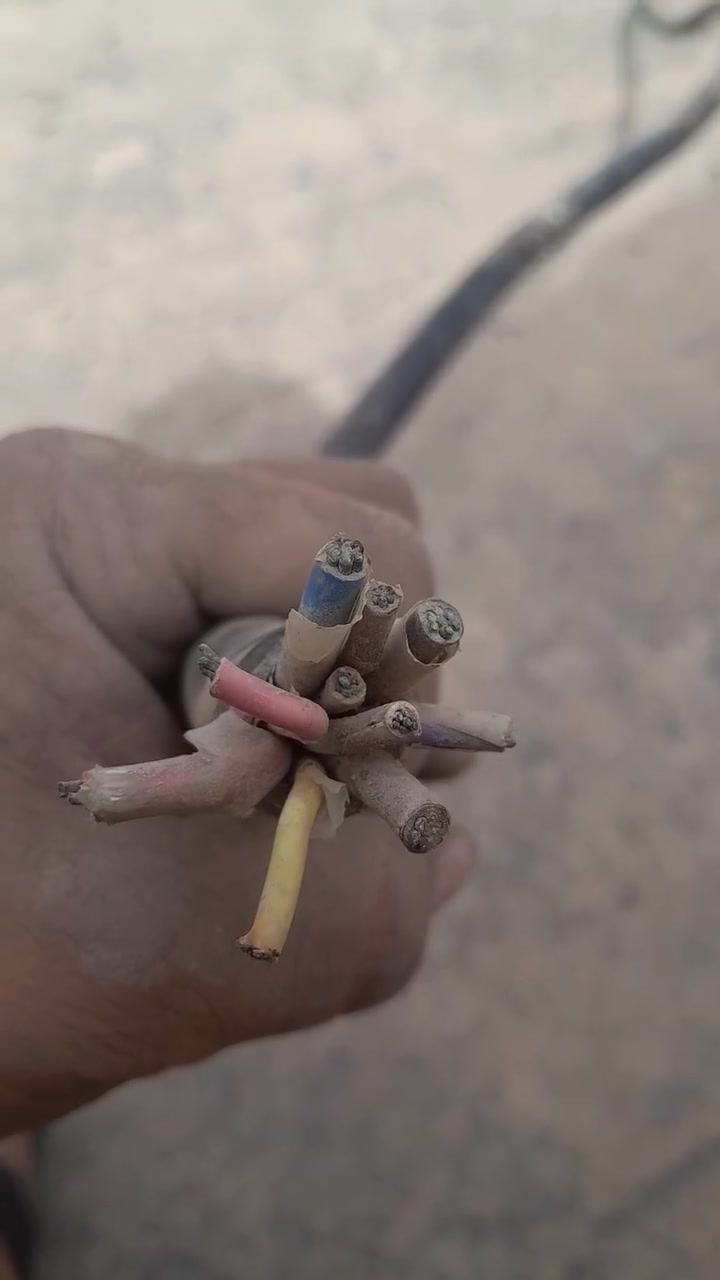 مرحبا هذا كيبل ١٠خطوط طول ١٥متر بغداد الحسينية المعامل ***********

